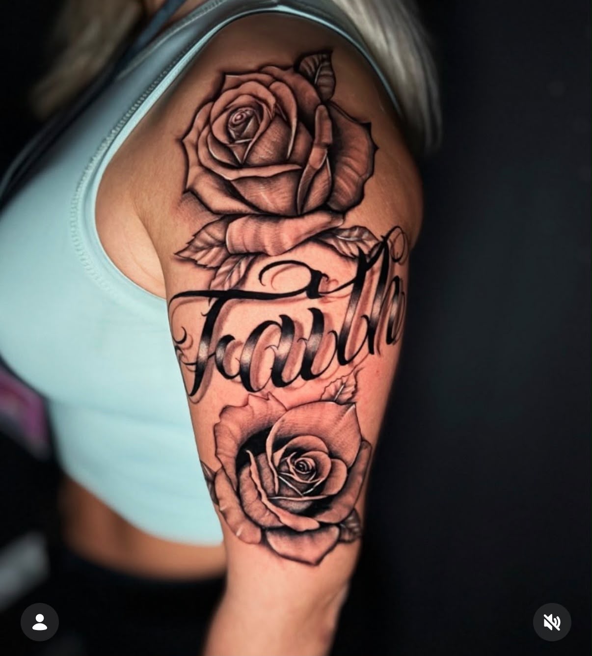 Tattoo: Rosen mit Schriftzug "Faith" am Oberarm