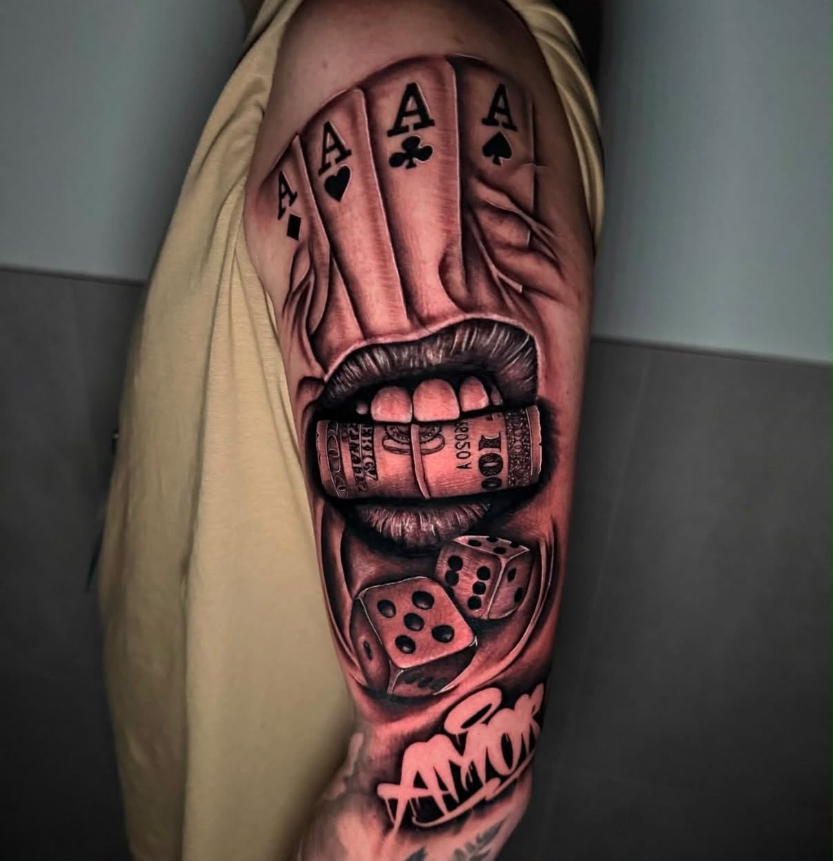 Tattoo: Spielkarten (Asse), Lippen mit Geldrolle, Würfel und Schriftzug "Amor"