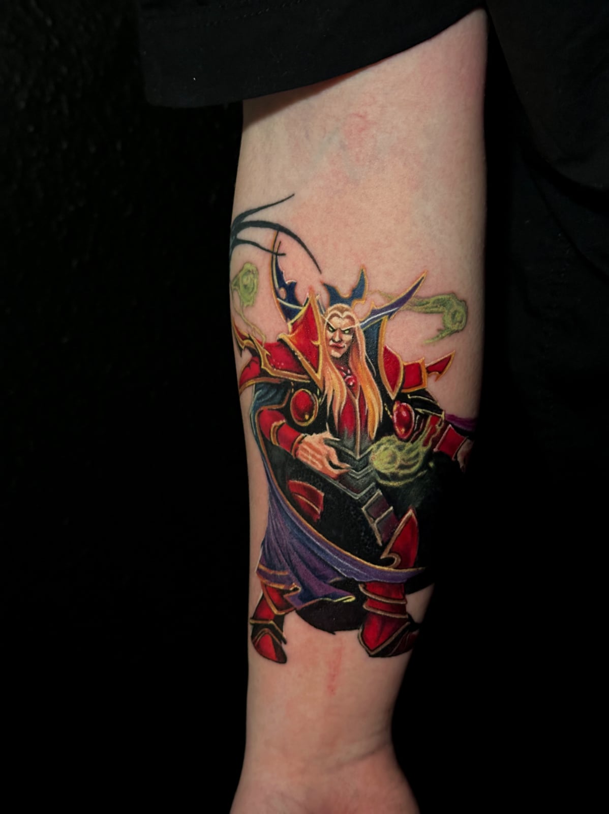 Tattoo: farbiger Fantasy-Charakter am Unterarm
