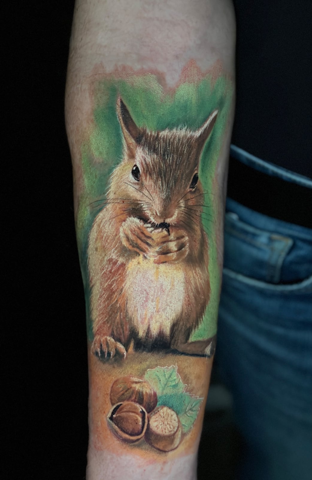 Tattoo: Eichhörnchen mit Haselnüssen in Farbe