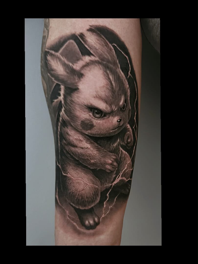 Tattoo: Pikachu-artiges Wesen mit Blitzen am Unterarm