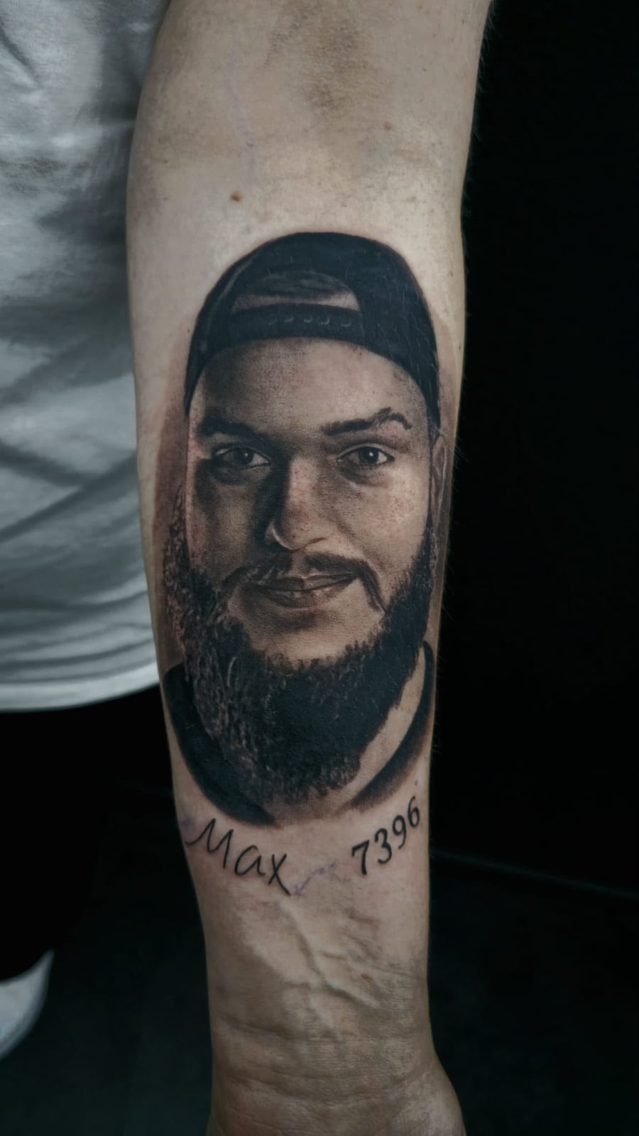 Tattoo: Männerporträt mit Cap und Schriftzug "Max"