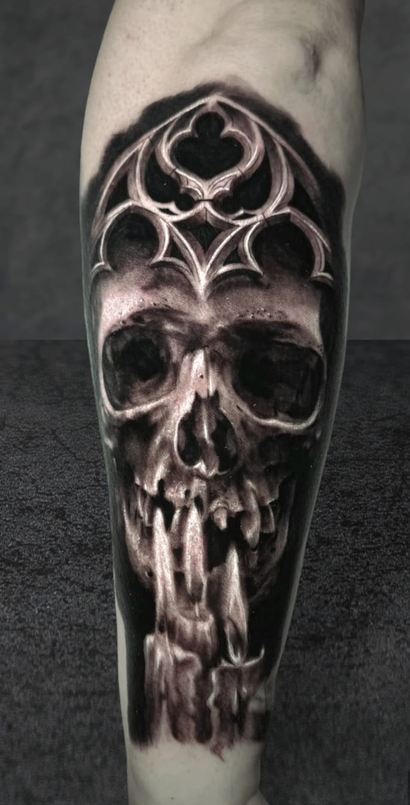 Tattoo: Gothic-Totenkopf am Unterschenkel