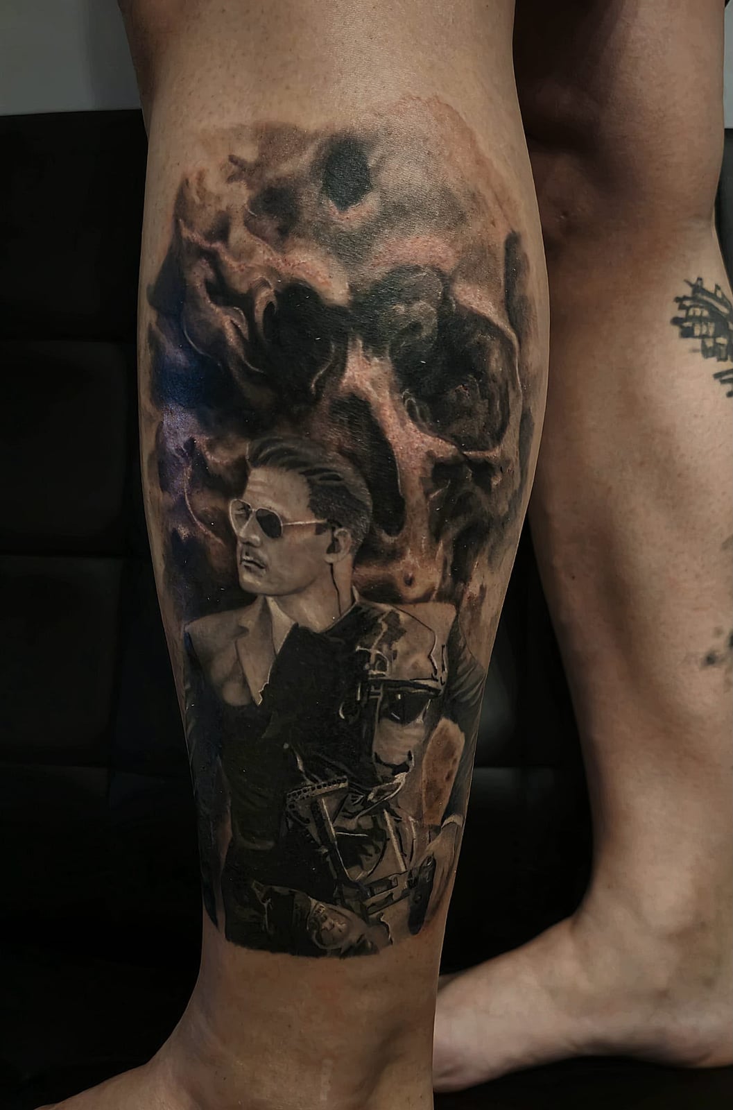 Tattoo: Totenkopf mit Porträt am Unterschenkel