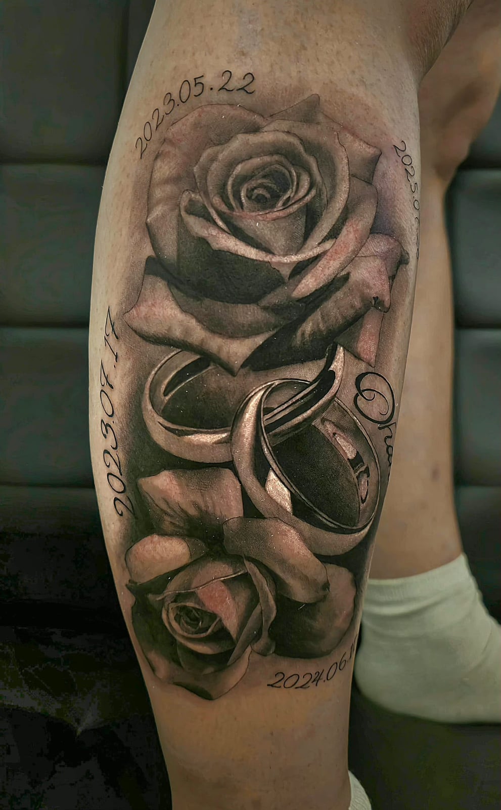 Tattoo: Rosen mit Eheringen und Datumsangaben am Unterschenkel