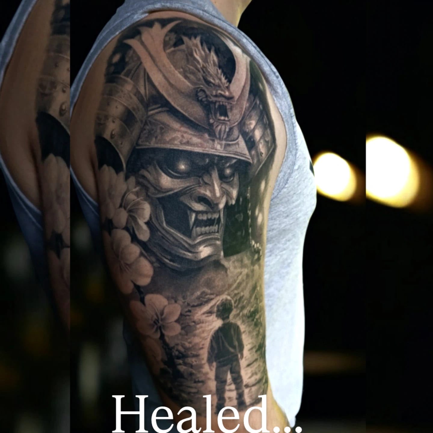 Tattoo (Healed): Samurai-Maske mit Kirschblüten und Junge am Oberarm
