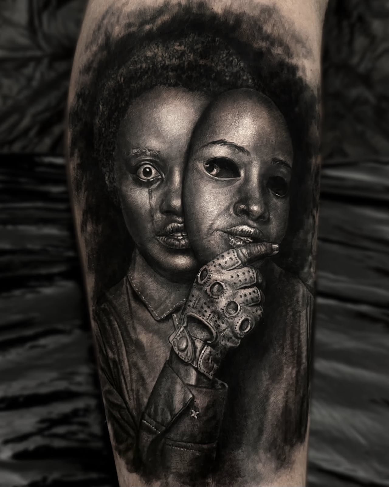 Tattoo: Doppelgesicht mit Maske am Unterschenkel