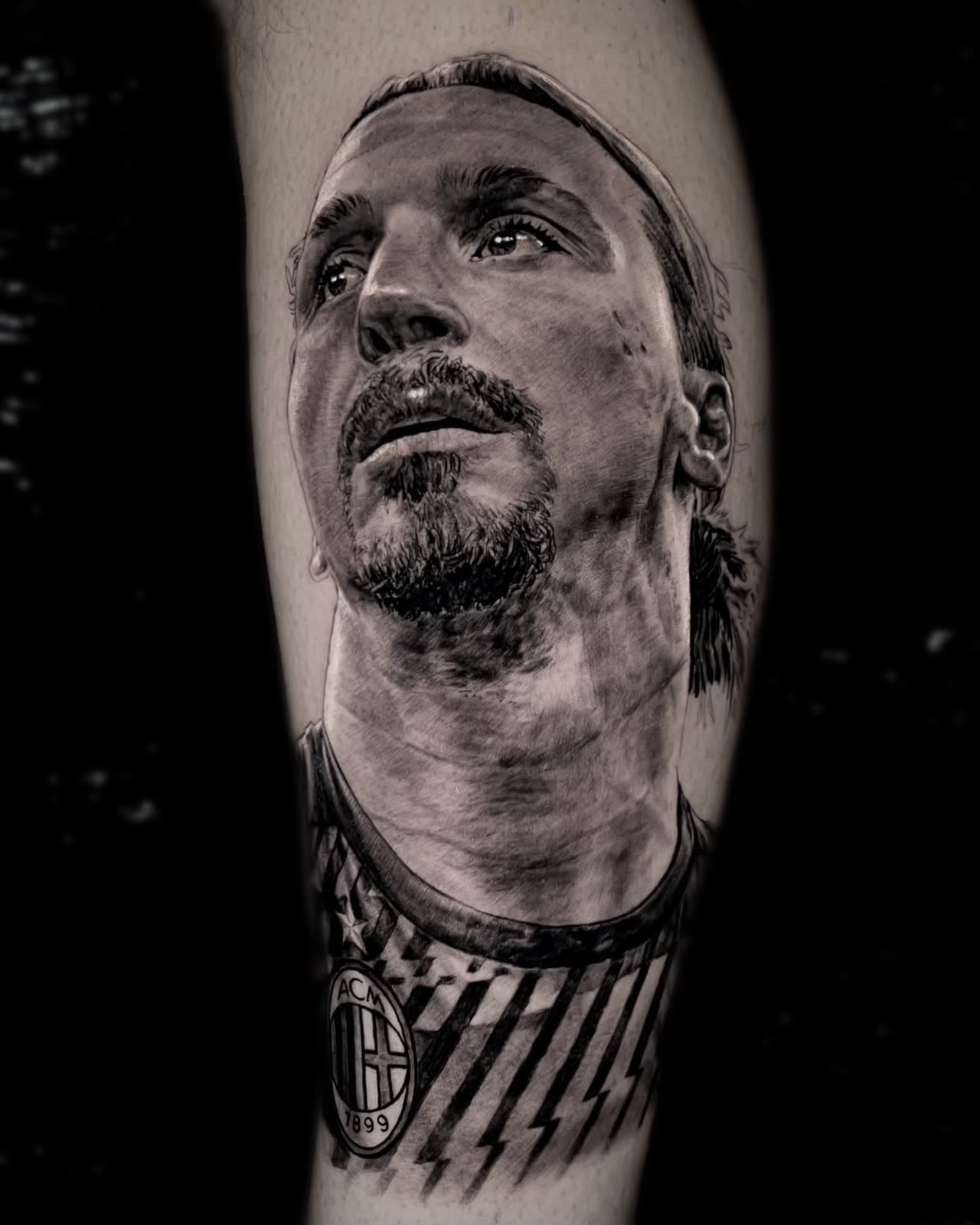 Tattoo: Fußballer-Porträt am Unterschenkel