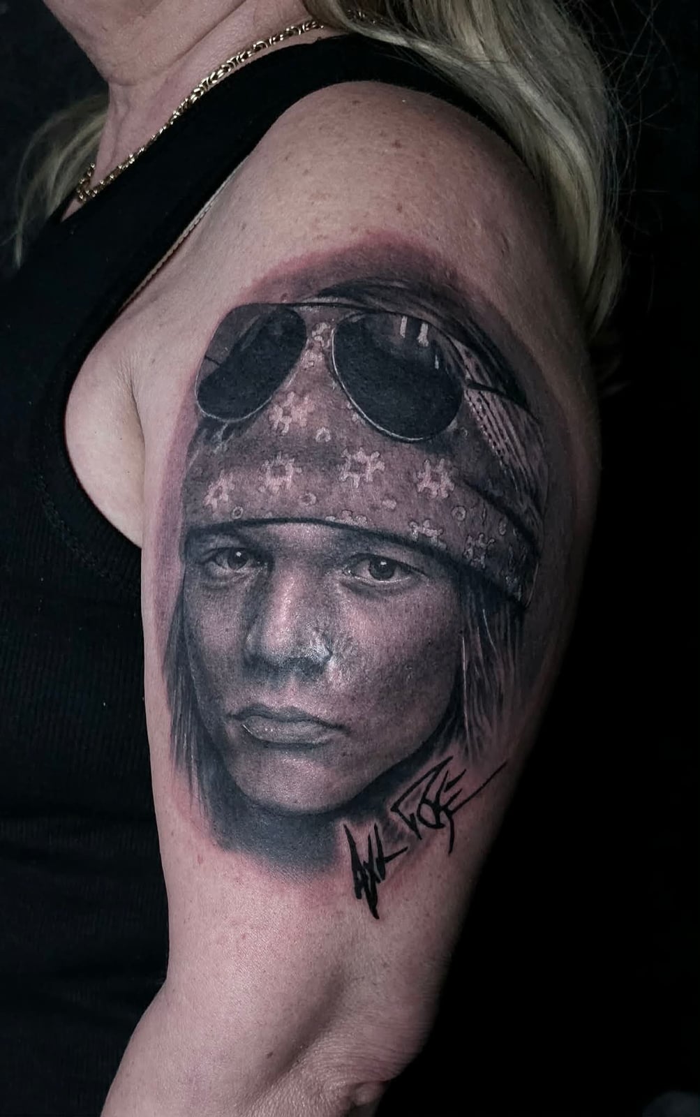 Tattoo: Porträt mit Bandana und Sonnenbrille am Oberarm