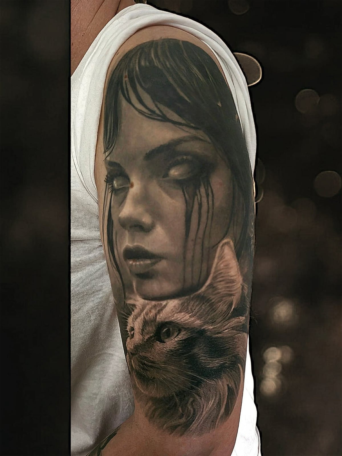 Tattoo: Frauenporträt mit Katze am Oberarm (Sleeve)