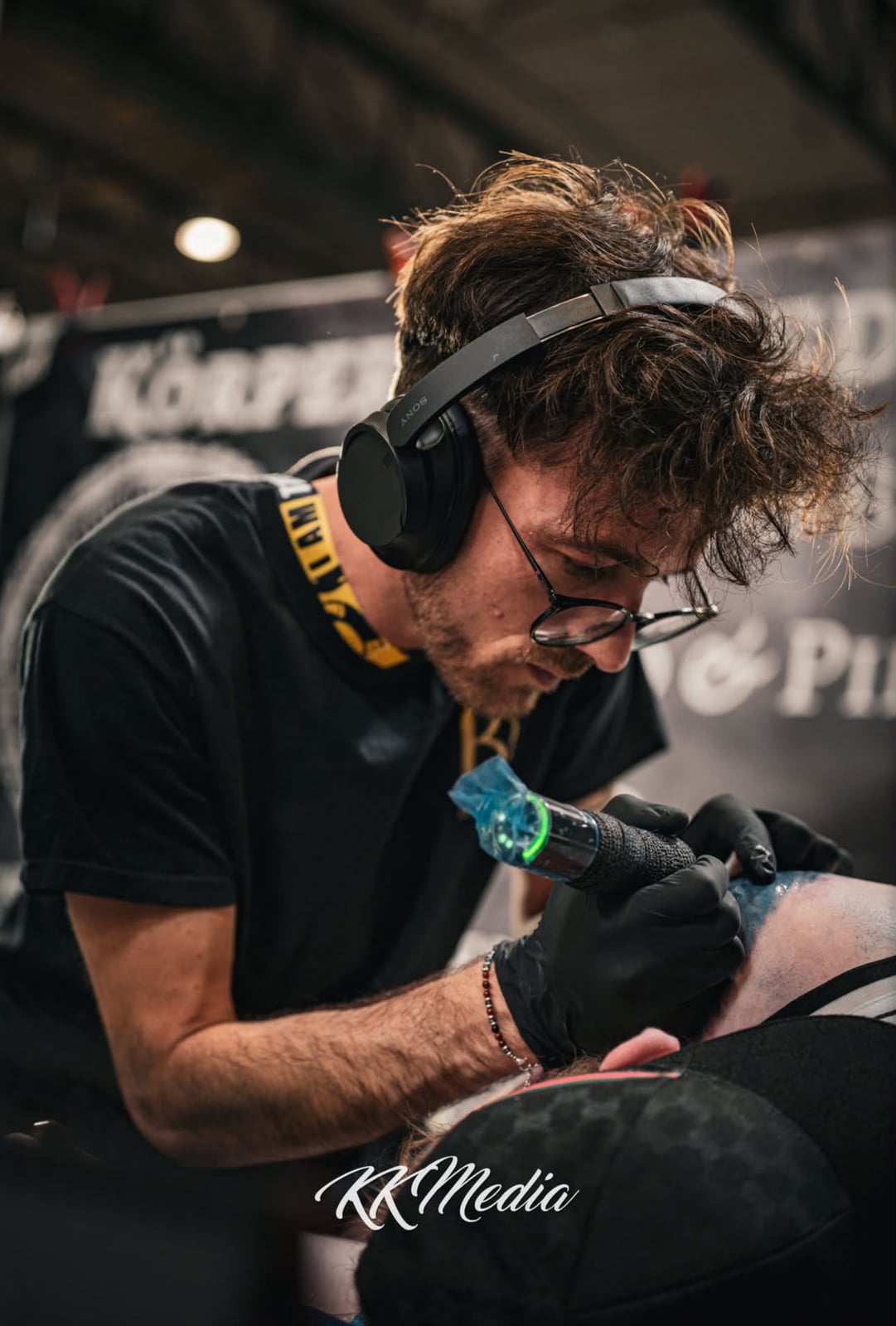 Berti, Tattoowierer im Gold Palm Atelier, beim Tätowieren