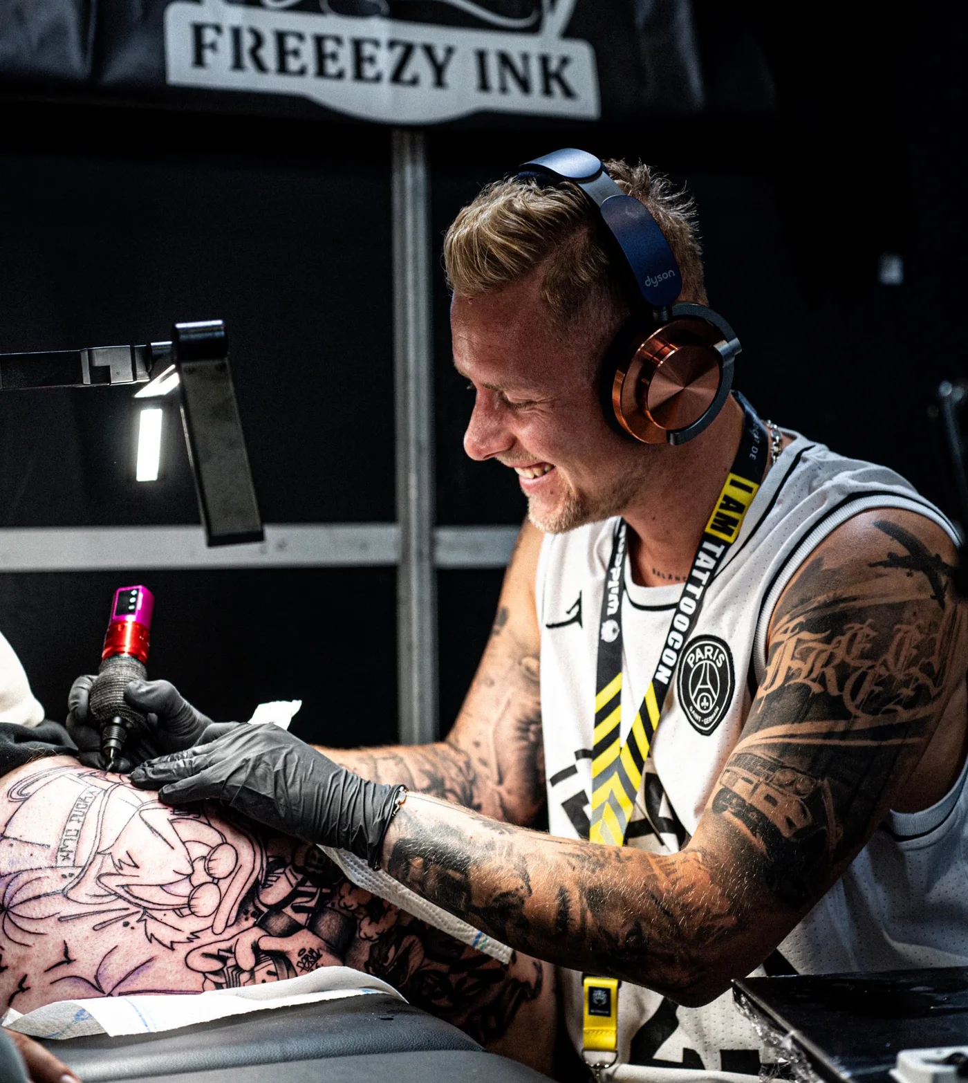 Freeezy, Tattoowierer und Inhaber des Gold Palm Atelier, beim Tätowieren